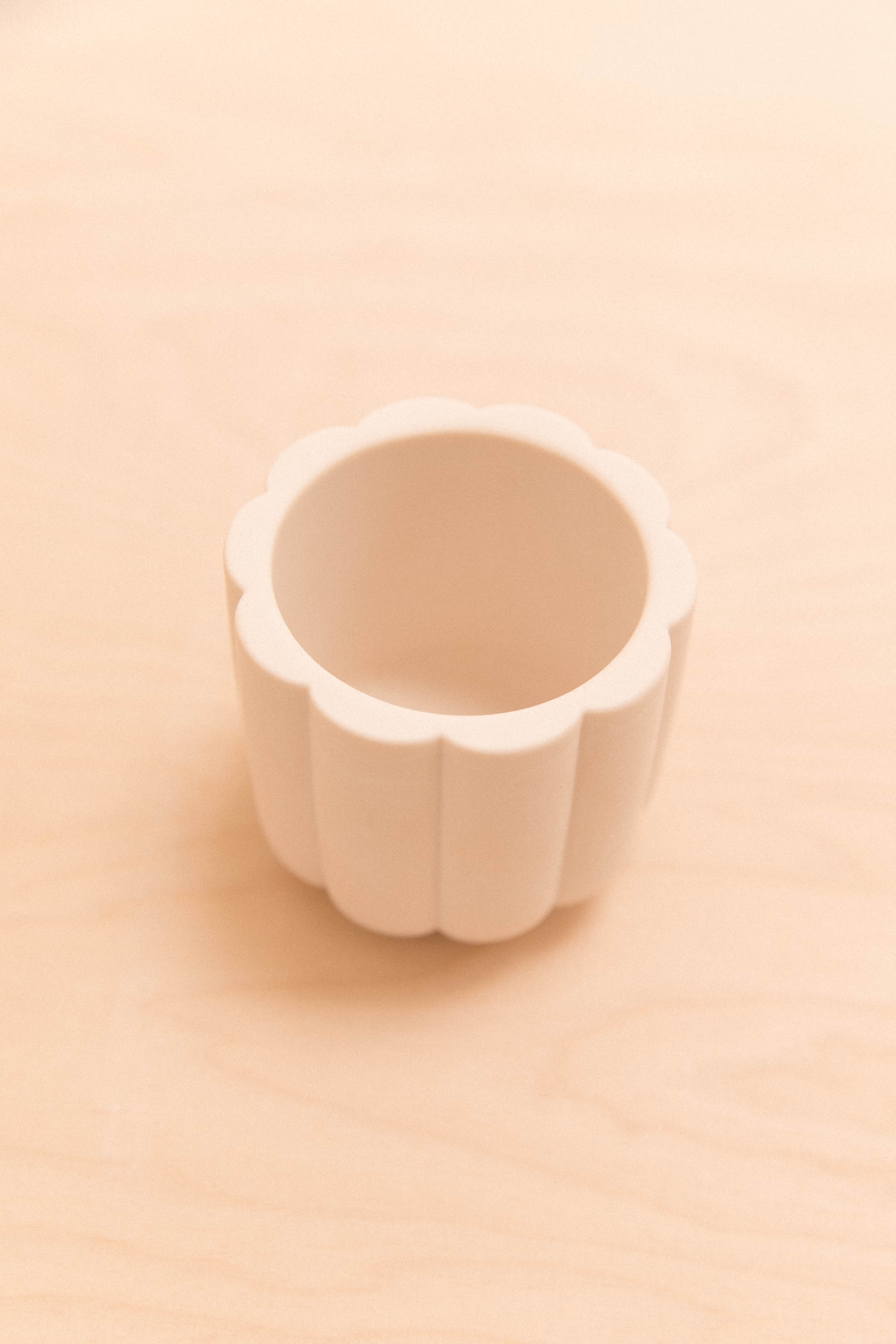 Pot forme fleur en jesmonite imparfait