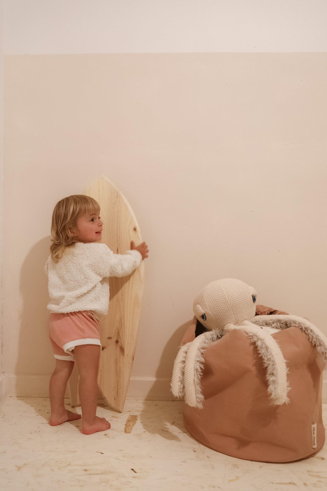 Petite planche de surf de décoration en bois