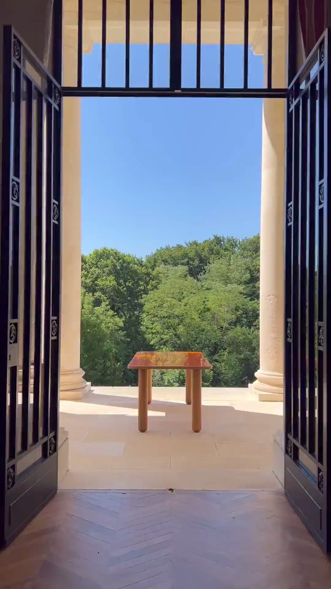 Charger la vidéo : Table à manger SEQUOIA résine